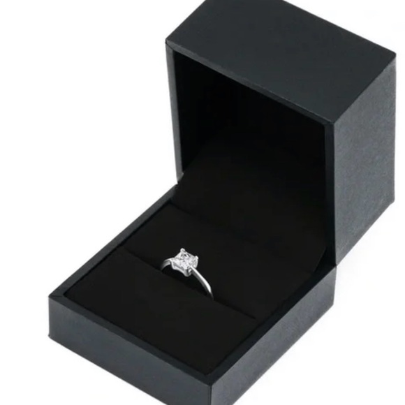 Francis Claire Gorgeous Size 6 Bellamy 0.85 carat princess-cut moissanite - Picture 6 of 7